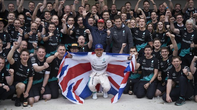 Lewis Hamilton and the Mercedes team celebrate victory (Photo Mercedes Benz Racing)