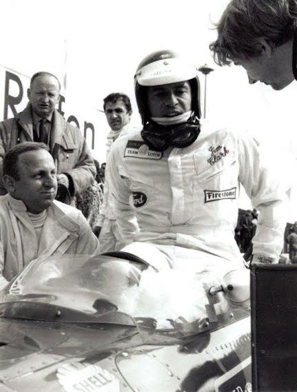 Kurt Ahrens, links, mit Jim Clark in der Boxengasse in Hockenheim 1968