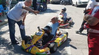 Our host and organiser, Gabriele Fabbri gives Tim Schenken a few words of advice. Tim is asking why someone stole his engine.