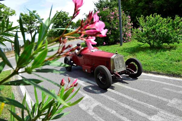 The Alfa “wins” the impromptu hill climb. <em>(Photo Peter Meierhofer)</em>