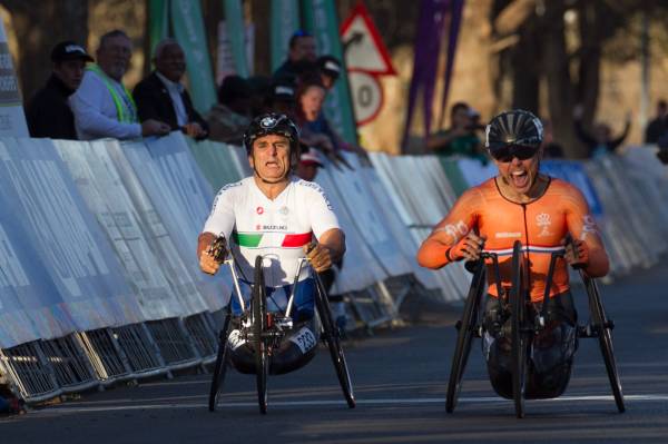 Alex Zanardi, left, just fails to defeat the Dutchman Tim de Vries in the final sprint.