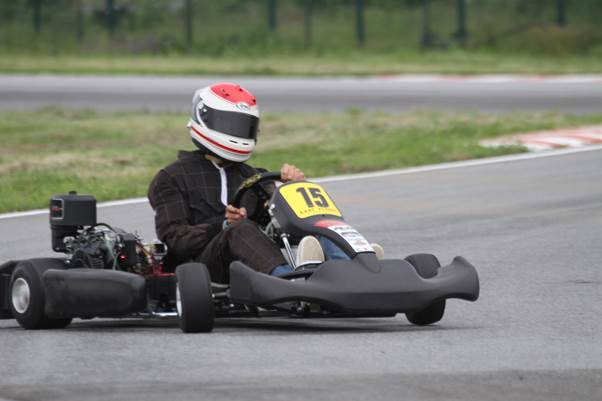 Winner of the karting event was Emanuele Pirro seen here with his characteristic driving style. (Photo Axel Schmitt)
