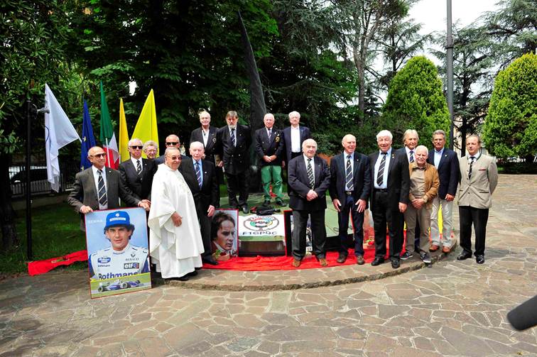 Don Sergio Mantovani with members of the Grand Prix Drivers Club at the memorial in the grounds of the Santa Catherina Church in 2016. <em>(Photo Peter Meierhoffer)</em>