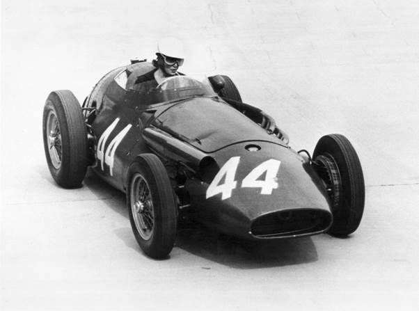 Maria-Teresa de Filippis at Tabac corner during practice for the 1958 Monaco Grand Prix